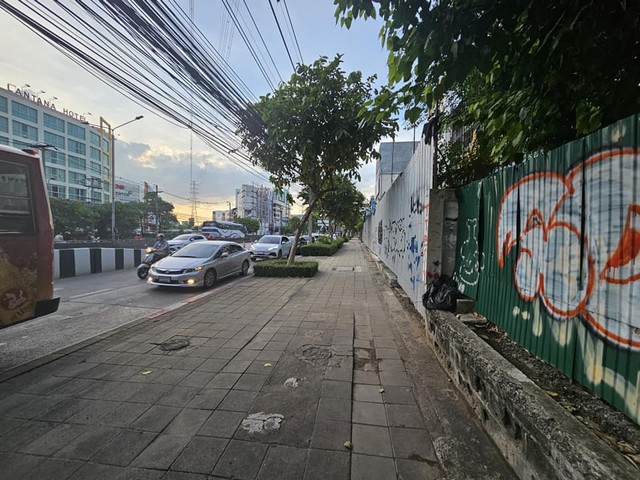 ขายที่ดินติดถนนรัชดาแถมสิ่งปลูกสร้าง ที่ดินใกล้ mrt สุทธิสาร 200 เมตร ขายต่ำกว่าราคาประเมินกรมที่ดินเป็น 100 ล้าน ถูกมาก...​ทำเล Woww มาก