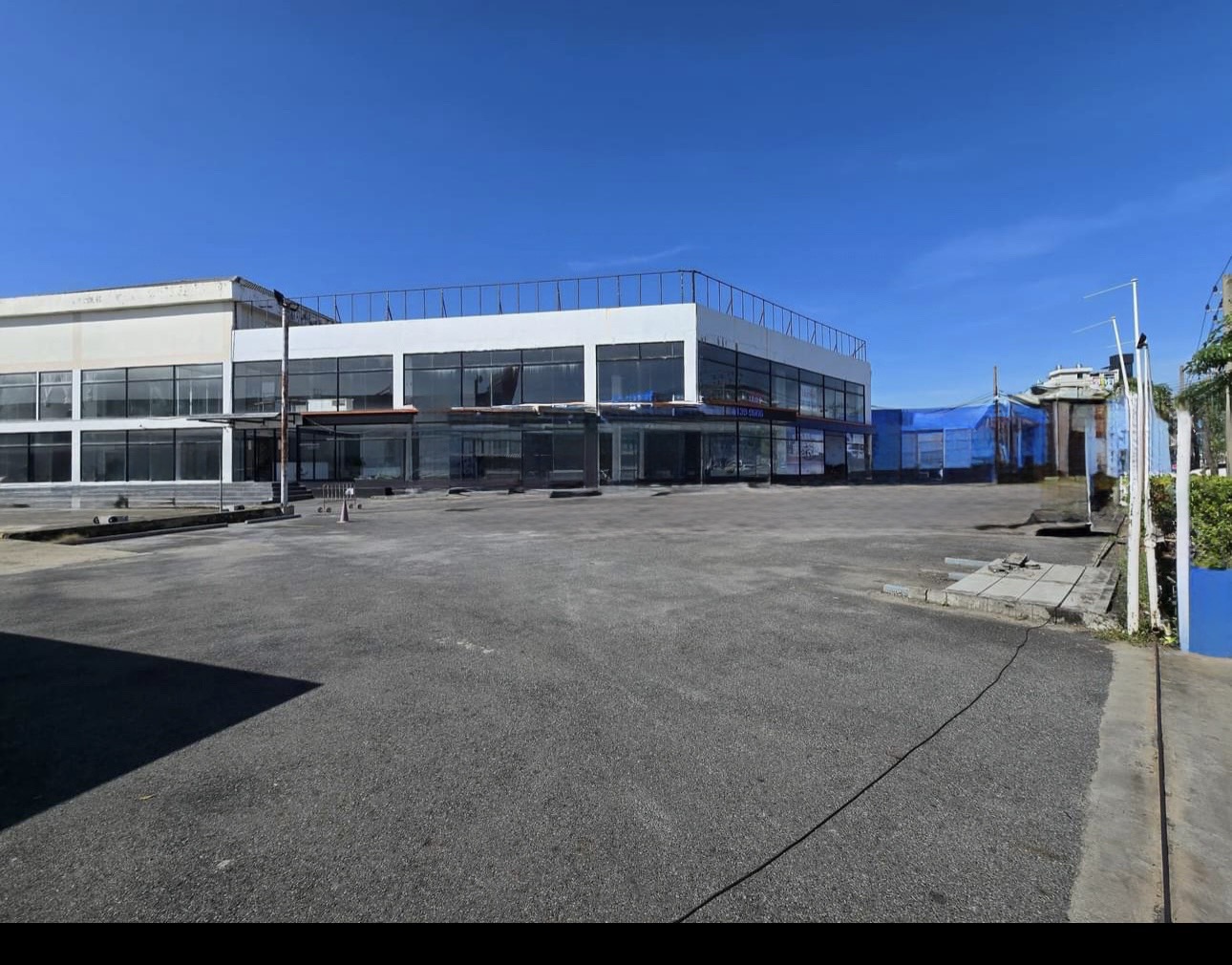 ให้เช่าโชว์รูมรถยนต์2 ชั้น ติดถนนเกษตร นวมิน หน้ากว้างติดถนน 60 เมตร มีที่ว่างสำหรับจอดรถได้ประมาณ 40 คัน >>มีที่ว่างสำหรับสร้าง