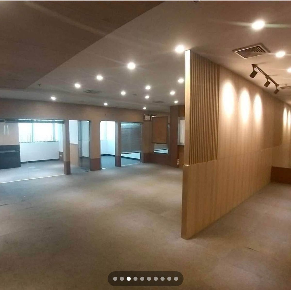 ให้เช่า สำนักงาน Central city tower ขนาด 250 ตารางเมตร อยู่ภายในห้างเซนทรัล บางนาราคาเช่า 350 บาท/ตรม