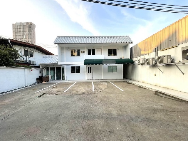 เซ้ง-เช่า Cloud Kitchen 2 ชั้น BTS ทองหล่อ 900ม.400 ตร.ม. 100 ตร.วา. 5นอน 5น้ำ รร.นานาชาติ บางกอกเพรพ 0.5 กม.ทำเลดี ครัวกลาง โกดัง