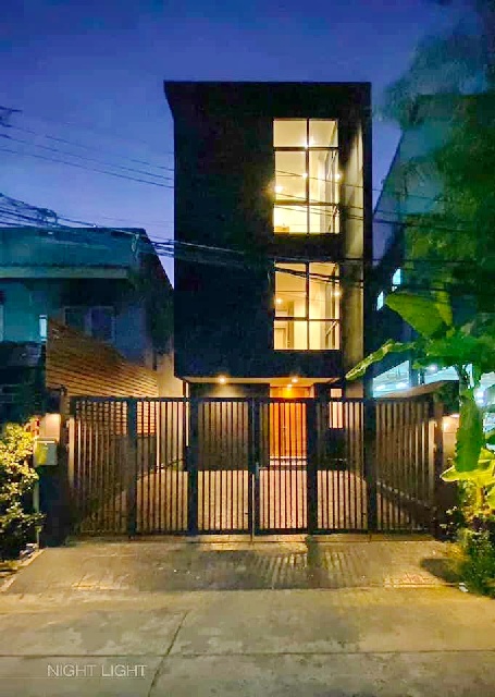 หรูหรา รัชดาภิเษก ฟอร์จูนทาวน์ 4.2 กม. MRTสุทธิสาร 1.4 กม. ให้เช่าอาคารสำนักงาน 3 ชั้น รร.นานาชาติรีเจ้นท์ 4.5 กม.อาคารเพดานสูง