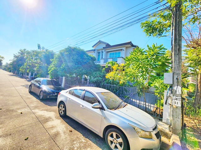 บ้าน 2ชั้น หลังมุม  ม.พระจอมเกล้าลาดกระบัง ตลาดจตุจักรคุ้มเกล้า 3.6 กม รร.เตรียมอุดมพัฒนาการสุวรรณภูมิ 2.5 กม. สุวินทวงศ์  3นอน  65ตร.วา