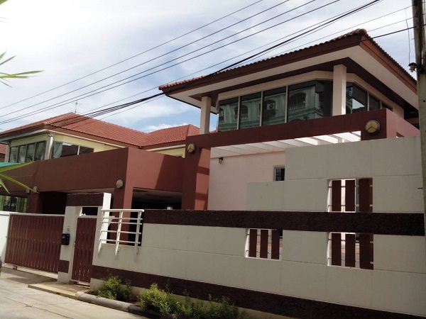 บ้าน หลังห้างสรรพสินค้าเซ็นทรัลบางนา ใกล้ห้างสรรพสินค้าซีคอนสแสควร์  ห้างสรรพสินค้า พาราไดซ์เดิน ห้างเมกะบางนา ทางสะดวกบนถนนศรีนครินทร์ รถไฟฟ้า BTS ศูนย์กลางแหล่งท่องเที่ยวมากมาย ใกล้ สวนหลวง ร.9 สิ่งอำนวยความสะดวกครบครัน เหมาะทำธุรกิจหลายประเภท เช่น