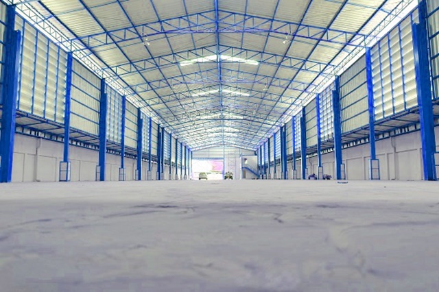 ARL ลาดกระบัง 649 ม.โกดังที่เดินถึง  สนามบินสุวรรณภูมิ 3.9กม. โกดังให้เช่าใหม่ 2000ตรม. 239,999 บาทต่อเดือน ร่มเกล้า ลาดกระบัง