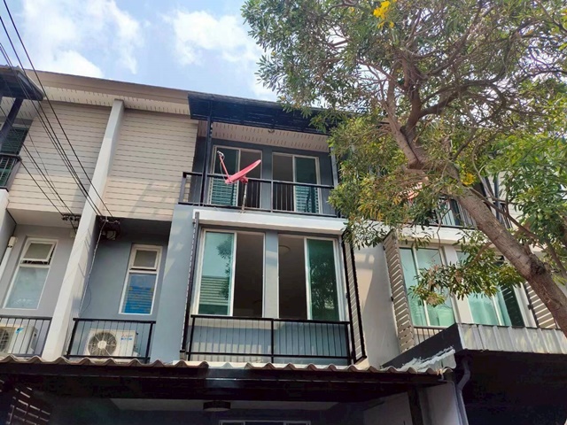 เกษตร-นวมินทร์ 160 ตร.ม.จดทะเบียนได้ โลตัส ลาดปลาเค้า 850ม. ให้เช่าทาวน์โฮม 3 ชั้น 3นอน  4แอร์  กว้าง 5ม. 24ตรว. เซ็นทรัล รามอินทรา 3.2กม.