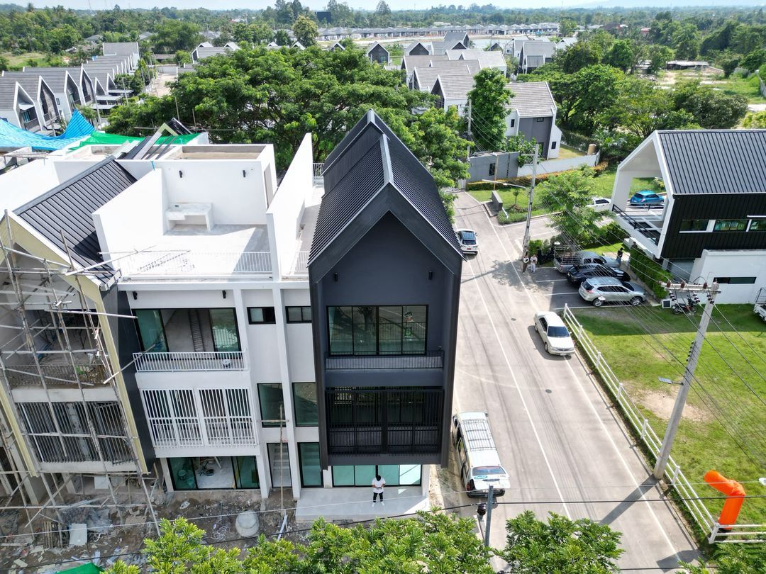 ราคาเริ่มต้นที่ 4.6 ล้าน สันทราย อาคารสร้างใหม่ 3 ชั้นครึ่ง ผสมผสาน Scandinavian Barn กับ Minimal เป็นได้ทั้งบ้านและพื้นที่ทำธุรกิจ