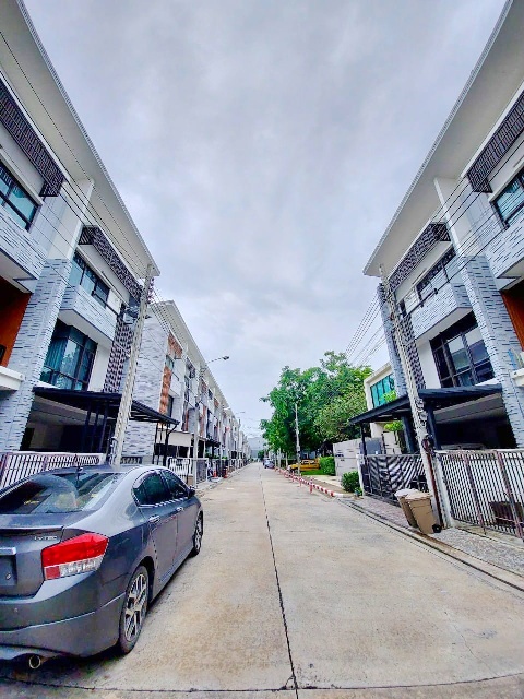ให้เช่าทาวน์โฮม 3ชั้น ถนนบางนาตราด กม.5 MRT ศรีเอี่ยม 1.1กม. 20ตร.วา.232ตร.ม. ตรงข้าม นานาชาติราฟเฟิลส์