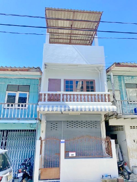 โรบินสัน ศรีราชา 1 กม.ตลาดถนนคนเดิน 1 กม. เกาะลอย ให้เช่าบ้านทาวน์โฮม  3 ชั้น พร้อมดาดฟ้า 19ตร.วา. 219ตร.ม